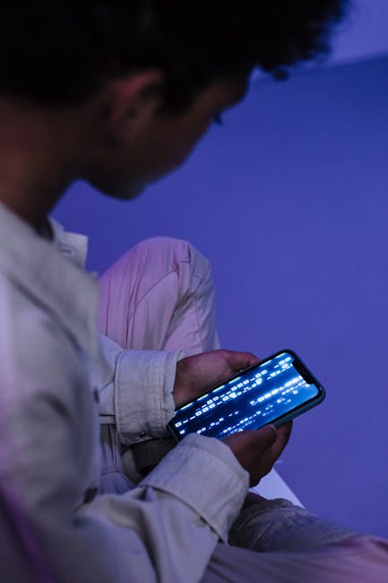 Paseo nocturno por un distrito histórico iluminado