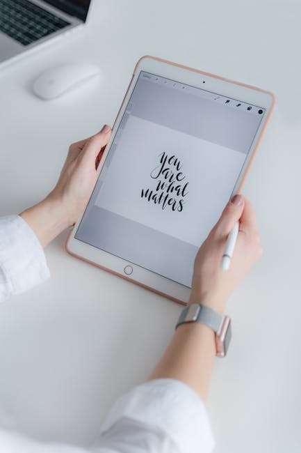 Inauguración nocturna en una galería de arte moderna